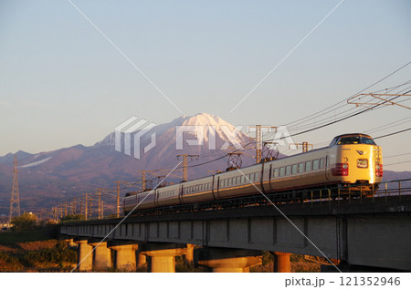 冠雪の大山の裾野に向かって日野川の橋梁を高速で駆け抜ける国鉄色381系特急やくも号リバイバル塗装車両 冠雪の大山の裾野に向かって日野川の橋梁を高速で駆け抜ける国鉄色381系特急やくも号リバイバル塗装車両 121352946