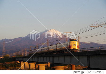 381系特急やくも(国鉄色)紅大山をバックに日野川を駆け抜ける:連続カット06/32 381系特急やくも(国鉄色)紅大山をバックに日野川を駆け抜ける:連続カット06/32 121352949