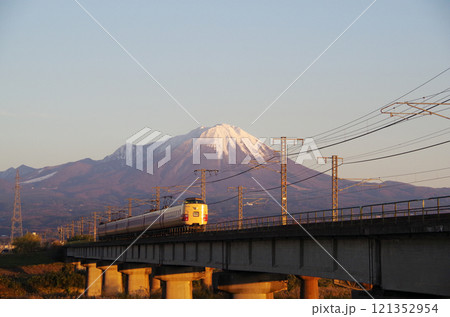 381系特急やくも(国鉄色)紅大山をバックに日野川を駆け抜ける:連続カット15/32 381系特急やくも(国鉄色)紅大山をバックに日野川を駆け抜ける:連続カット15/32 121352954