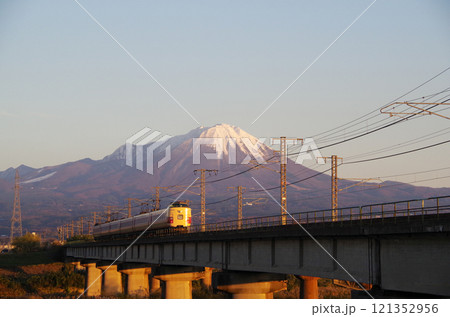 381系特急やくも（国鉄色）紅大山をバックに日野川を駆け抜ける：連続カット17/32 121352956