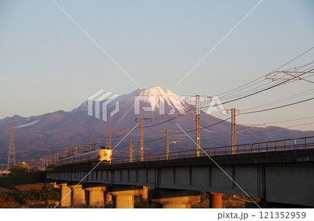 381系特急やくも(国鉄色)紅大山をバックに日野川を駆け抜ける:連続カット20/32 381系特急やくも(国鉄色)紅大山をバックに日野川を駆け抜ける:連続カット20/32 121352959