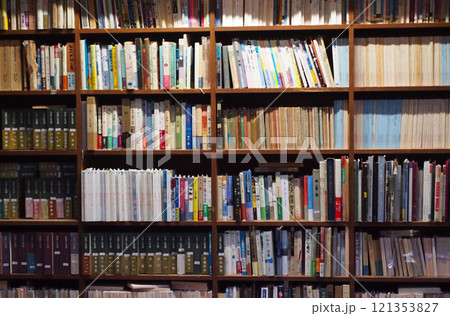 お洒落なアンティーク書斎の本棚の本フリー 121353827