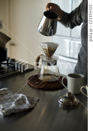 ハンドドリップでコーヒーを淹れているところ 121354103