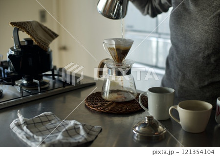 ハンドドリップでコーヒーを淹れているところ 121354104