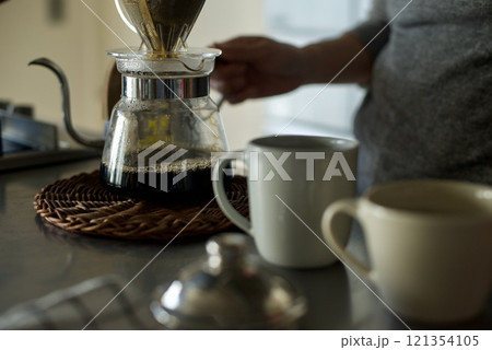 ハンドドリップでコーヒーを淹れているところ 121354105