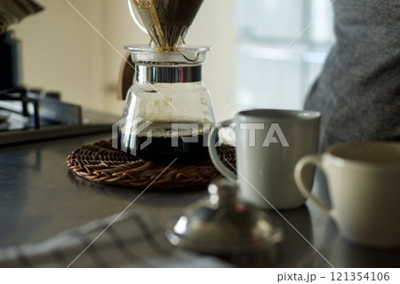 ハンドドリップでコーヒーを淹れているところ 121354106