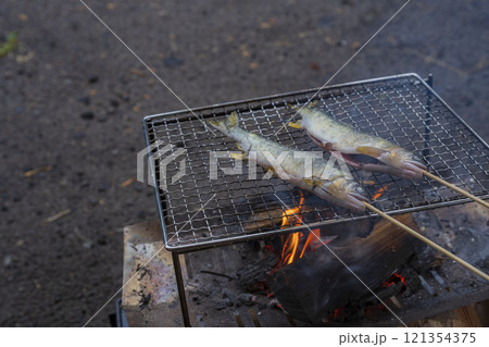 マスの塩焼きイメージ素材 121354375
