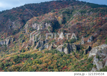 寒霞渓　岩肌を彩る紅葉　（香川県　小豆島） 121354534
