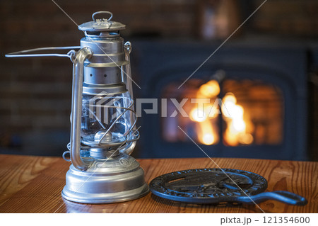 キャンプ 焚き火 ランタンの灯り アウトドアイメージ素材 121354600