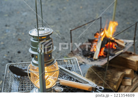 キャンプ 焚き火 ランタンの灯り アウトドアイメージ素材 121354609