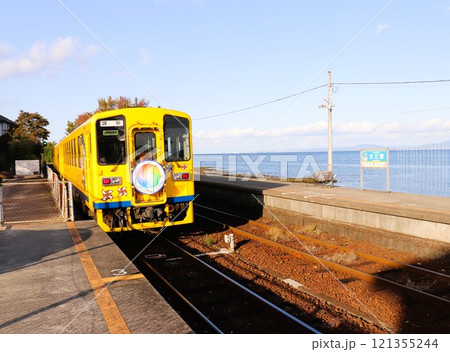 大三東駅　島原鉄道　ディーゼルカー　海に近い駅　長崎県 121355244