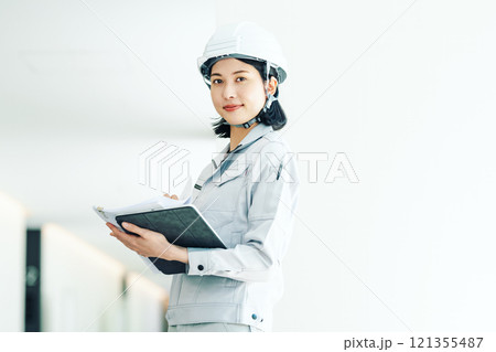 作業服を着た施工管理の若い女性のポートレート 121355487