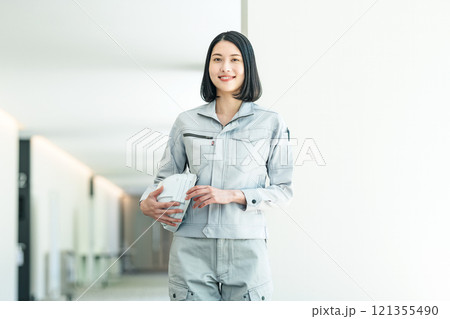 作業服を着た施工管理の若い女性のポートレート 121355490