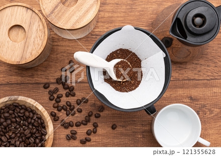 テーブルに置かれたコーヒー豆でコーヒーを作る テーブルに置かれたコーヒー豆でコーヒーを作る 121355628
