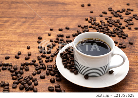 コーヒー豆と一杯のコーヒー コーヒー豆と一杯のコーヒー 121355629