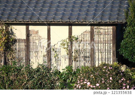朽ち果てた土壁 朽ち果てた土壁 121355638