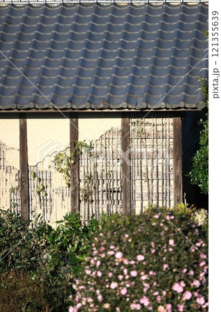 朽ち果てた土壁 朽ち果てた土壁 121355639