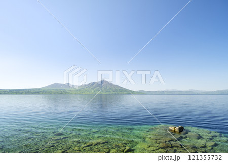 新緑の支笏湖、樽前山、風不死岳　千歳市　 121355732