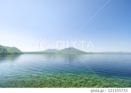 新緑の支笏湖、樽前山、風不死岳　千歳市　 121355733