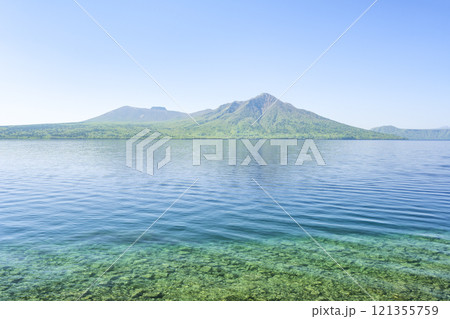 新緑の支笏湖、樽前山、風不死岳 千歳市 新緑の支笏湖、樽前山、風不死岳 千歳市 121355759