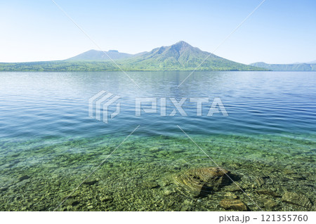 新緑の支笏湖、樽前山、風不死岳 千歳市 新緑の支笏湖、樽前山、風不死岳 千歳市 121355760