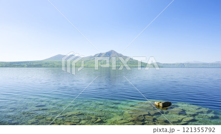 新緑の支笏湖、樽前山、風不死岳　16:9　千歳市 121355792