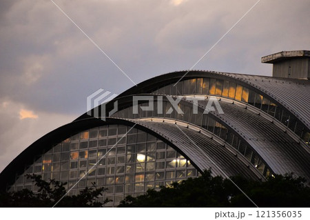 夕暮れに照らされるレクリエーションドームの曲線美 121356035