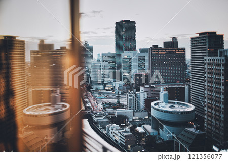 大阪の都市風景 121356077