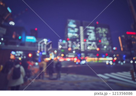 夜の都市と歩行者ぼかし風景 121356086