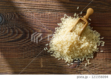 raw dried rice on wooden kitchen tableの写真素材 [121356094] - PIXTA