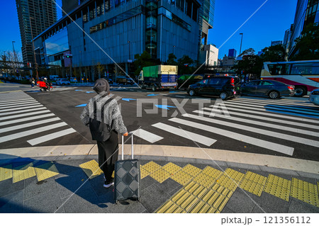 信号待ちをする女性旅行者の後ろ姿 121356112