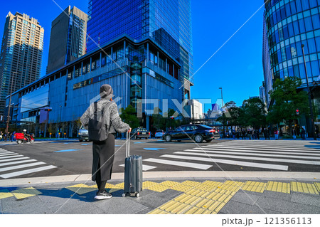 信号待ちをする女性旅行者の後ろ姿 信号待ちをする女性旅行者の後ろ姿 121356113
