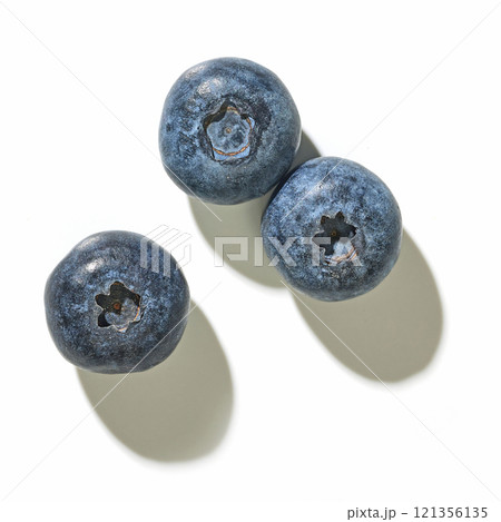 fresh blueberries isolated 121356135