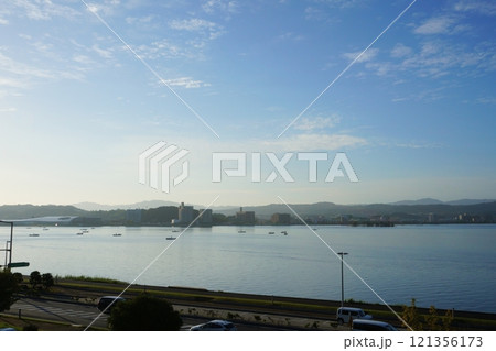 松江宍道湖の朝のしじみ漁に出てる小さな漁船たち 121356173