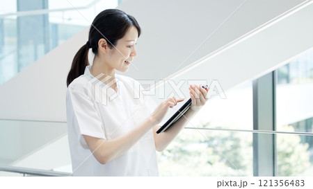 タブレットを操作する看護師 タブレットを操作する看護師 121356483