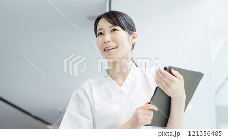 タブレットを操作する看護師 タブレットを操作する看護師 121356485