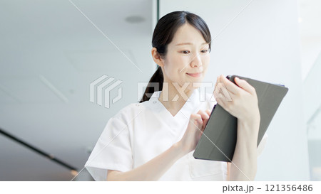 タブレットを操作する看護師 121356486