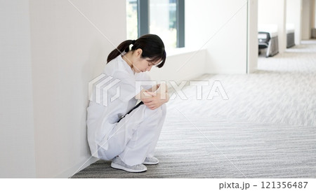 失敗して落ち込む看護師 失敗して落ち込む看護師 121356487