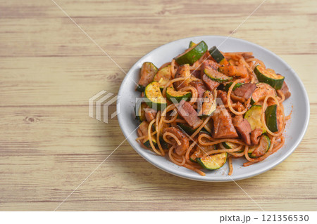 鴨肉とズッキーニのパスタ 121356530