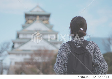 大阪城と女性旅行者の後ろ姿 121356653