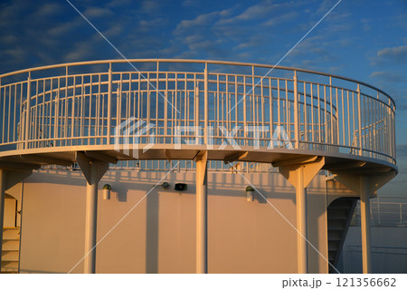 朝日に染まるフェリーボートの展望デッキ-1 121356662
