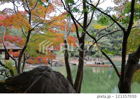 栗林公園、南湖楓岸の紅葉と掬月亭前を行く周遊の和船 栗林公園、南湖楓岸の紅葉と掬月亭前を行く周遊の和船 121357030