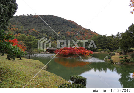栗林公園南庭南湖、楓岸と楓嶼の紅葉と掬月亭 121357047