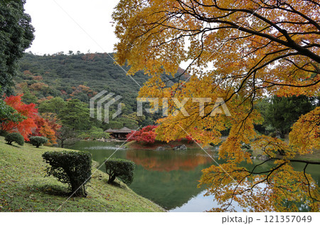 栗林公園南庭南湖、楓岸と楓嶼の紅葉と掬月亭 121357049