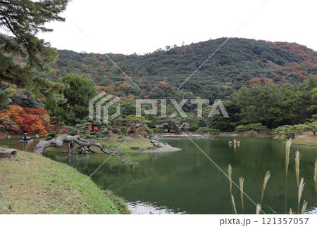 栗林公園南庭南湖、楓岸の紅葉と天女嶋を廻る周遊の和船・掬月亭 121357057