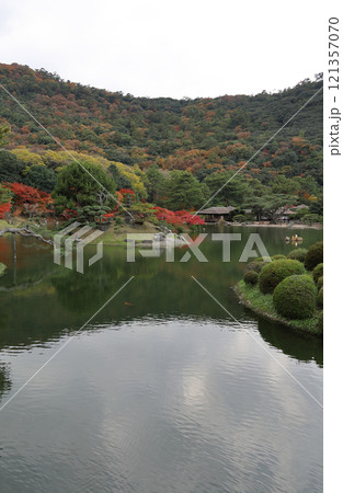 栗林公園南庭南湖、楓岸・楓嶼の紅葉と掬月亭 121357070