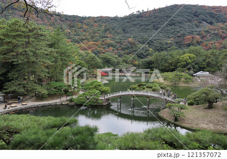 栗林公園の飛来峰から一望する南湖（偃月橋、杜鵑嶼、渚山、小松亭、仙磯、楓嶼、掬月亭） 121357072
