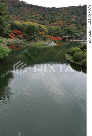 栗林公園の南庭南湖、楓岸の紅葉と掬月亭 121357078