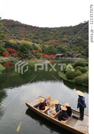 栗林公園の南庭南湖、周遊の和船と紅葉の楓岸・楓嶼、掬月亭 121357079