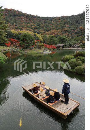 栗林公園の南庭南湖、周遊の和船と紅葉の楓岸・楓嶼、掬月亭 121357080